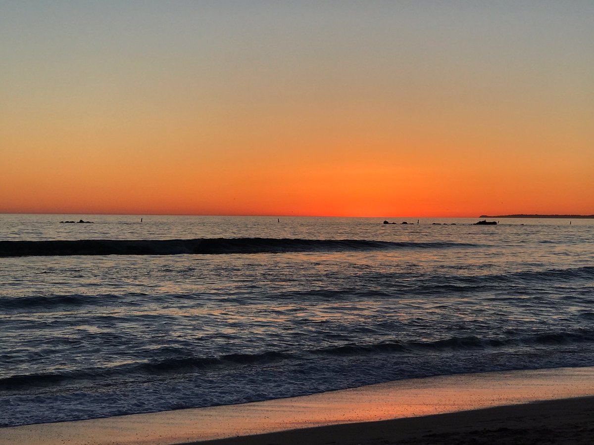 NatalieJRBauer's tweet photo. Sunsets light my soul 🌅
.
.
.
.
.
.
.
#losangeles #la #ilovela #sunset #santamonica #beach #beachsunset #beachvibes #waves #travel #travelphotography #instagood #beautiful #socal #beachlife #sunsets #wanderlust #ilovesunsets #goodvibes #happyplace https://t.co/g9UHzW6opm