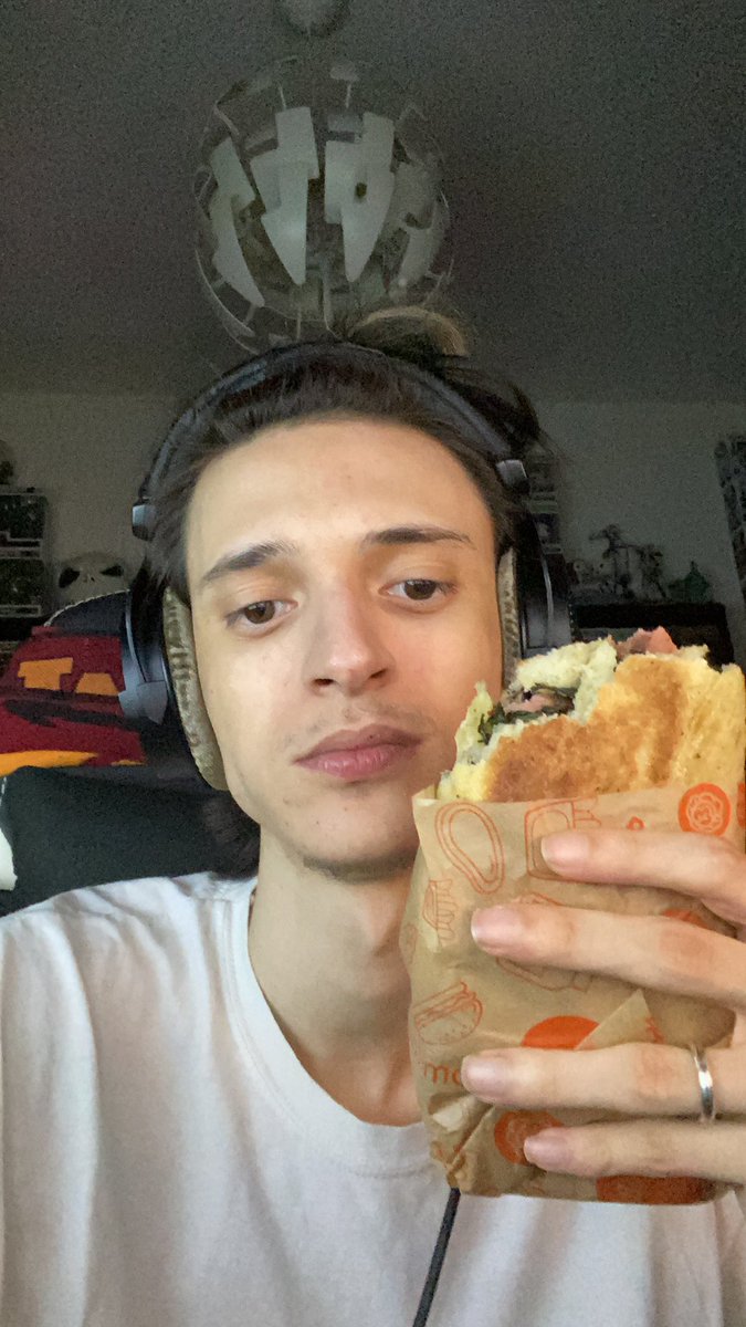 ZanoMind's tweet photo. Uno zano off stream con panino würstel e cicoria ripassata. Stacce zi https://t.co/mBWq4oMYvc