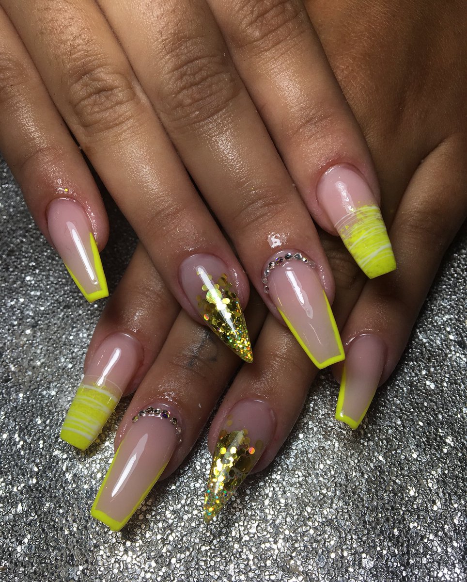 icnailsdesigner's tweet photo. 💚✨ #Neon #Verde #NailsDesigner #Encapsulada #SpiderGel #Francesa #Pedras #acrilicnails #acrigelformatos #Stilleto #ballerina #MagicNails #Esfumada https://t.co/5B5wqcQde2