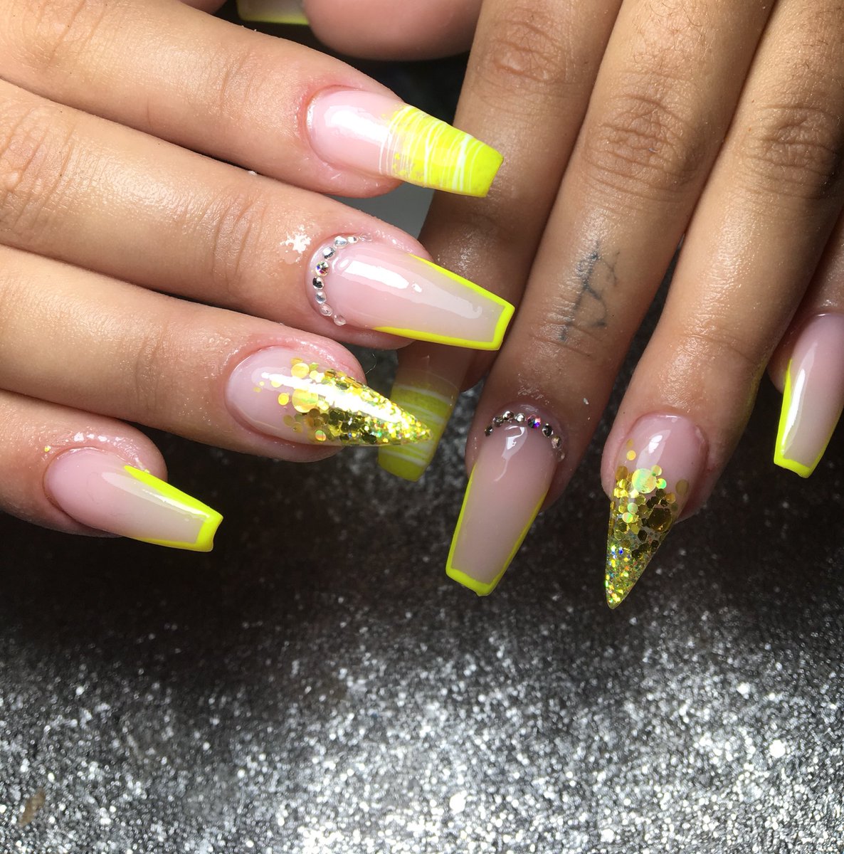icnailsdesigner's tweet photo. 💚✨ #Neon #Verde #NailsDesigner #Encapsulada #SpiderGel #Francesa #Pedras #acrilicnails #acrigelformatos #Stilleto #ballerina #MagicNails #Esfumada https://t.co/5B5wqcQde2