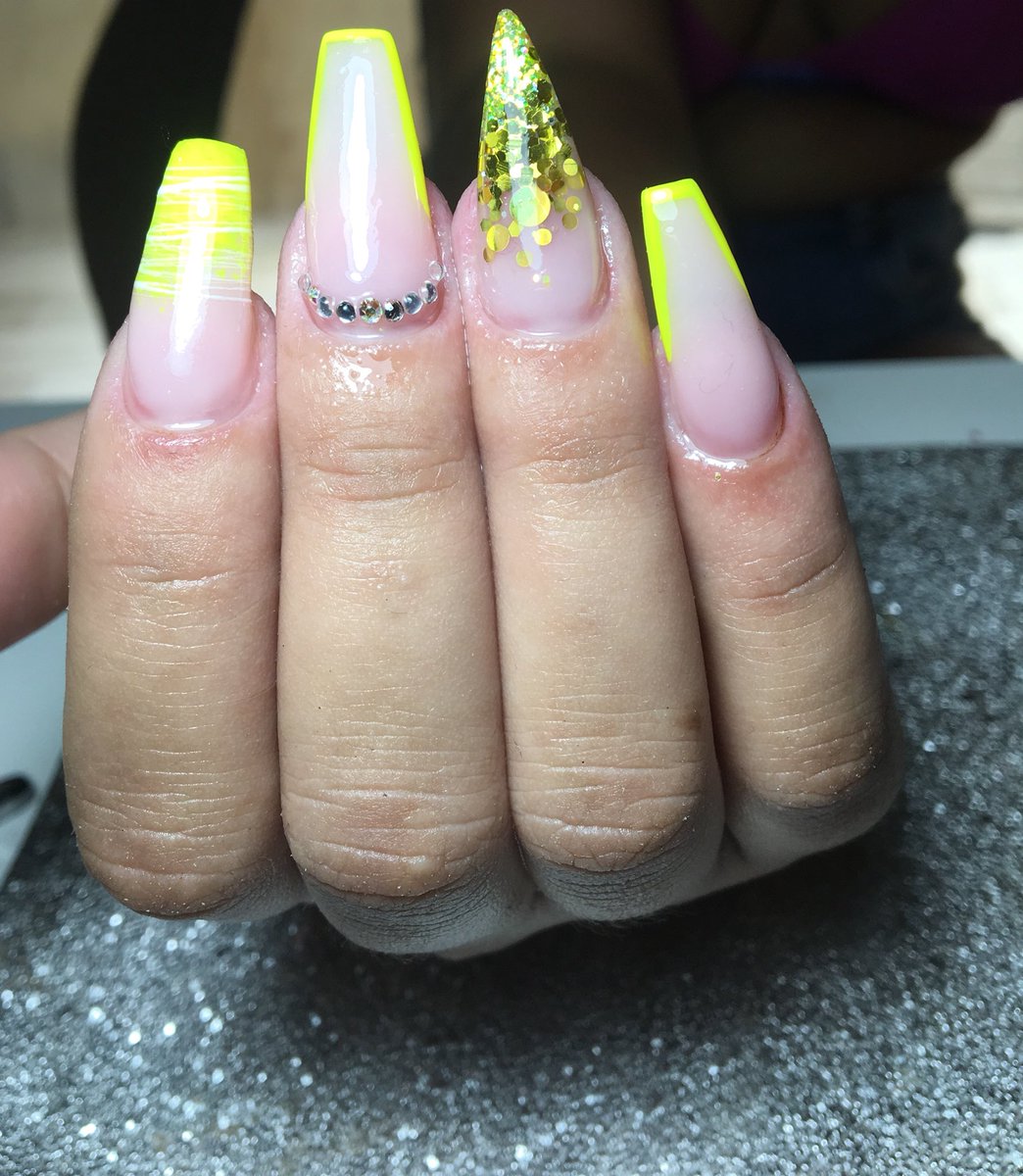 icnailsdesigner's tweet photo. 💚✨ #Neon #Verde #NailsDesigner #Encapsulada #SpiderGel #Francesa #Pedras #acrilicnails #acrigelformatos #Stilleto #ballerina #MagicNails #Esfumada https://t.co/5B5wqcQde2