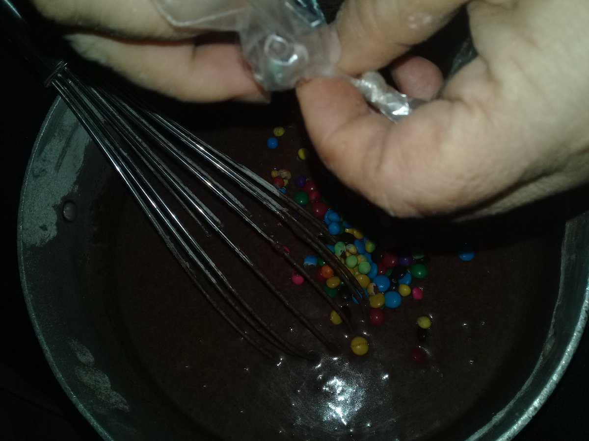 BxbSharon's tweet photo. Preparando un pastel de chocolate a la sartén....... lo hace mi mamá���🙃🙃🙃 https://t.co/5avPlmZx3O