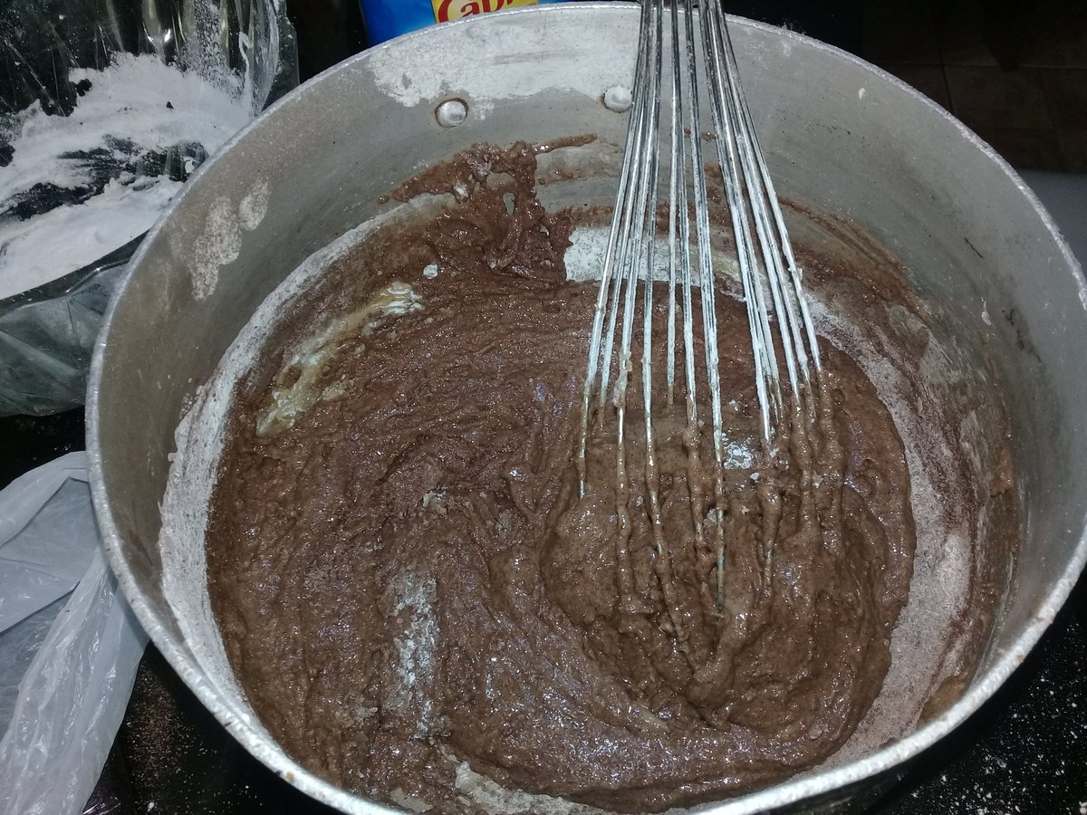 BxbSharon's tweet photo. Preparando un pastel de chocolate a la sartén....... lo hace mi mamá���🙃🙃🙃 https://t.co/5avPlmZx3O