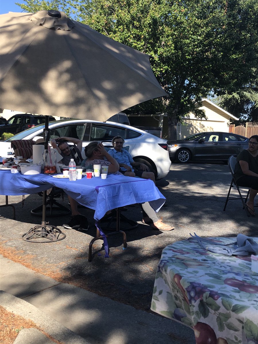 DebbieGairaud's tweet photo. #frontyardcookout https://t.co/c5fxy68PgW