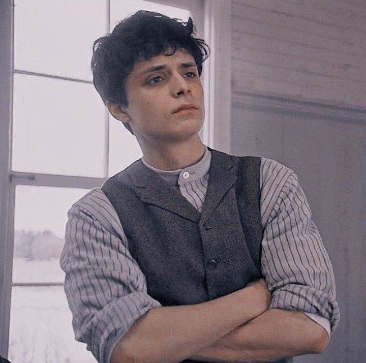 diaryanne1's tweet photo. Esse é Gilbert Blythe, um dia faz um parto e no outro desmaia quando vê uma agulha 
.
#SaveAnneWithAnE #gilbertblythe https://t.co/TXt5H5LeH6