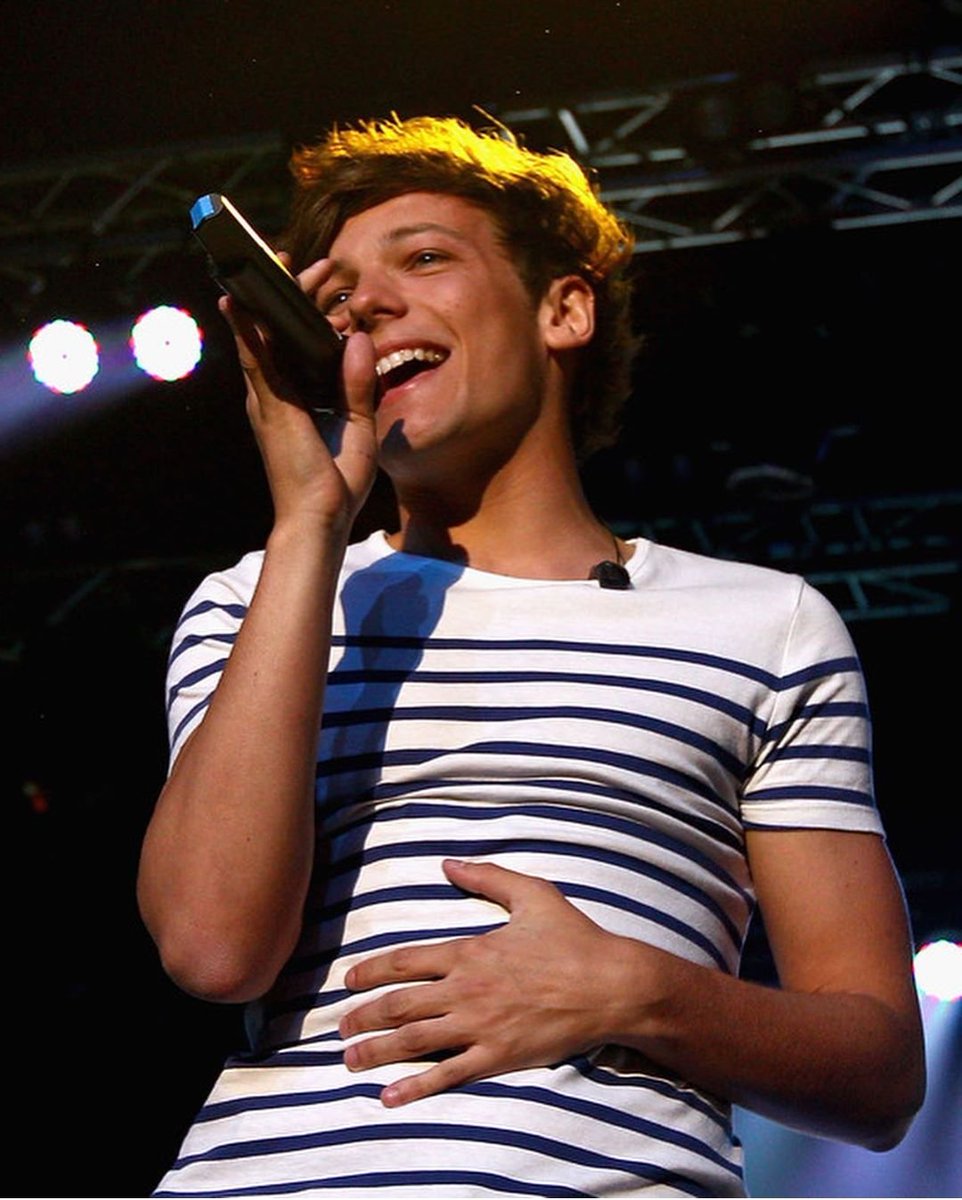 louis tomlinson and the way he puts his hand on his tummy a short thread