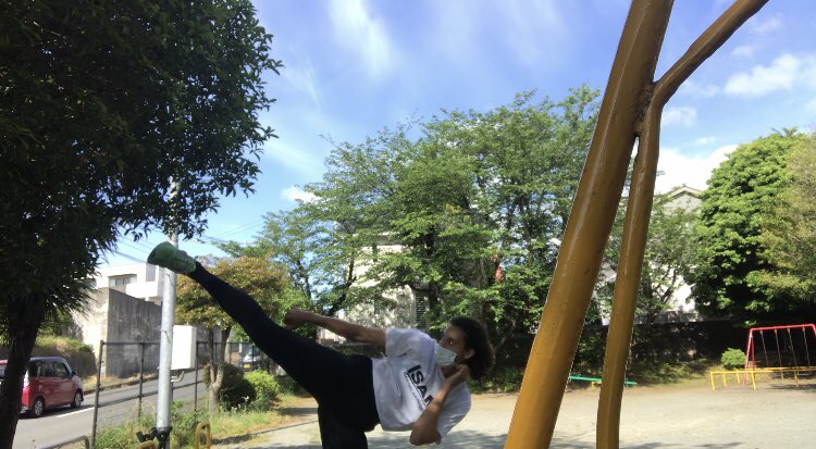 J_arigato's tweet photo. ロックダウン終わっちゃうか、、
元の戻るまでどのぐらいかかるかな。
スパーリング出来る日まで...🙏💓

#ハイキック #yopchagi #tkd
#veganmartialartist #veganathlete #格闘技女子 #シャドー #イサミ #マスクトレ #ヴィーガン #ビーガン #ロックダウン https://t.co/XKIhF08Wl9