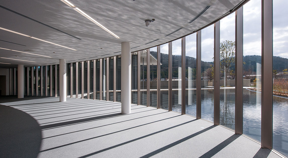 IPU・環太平洋大学施設紹介第1弾
2019年に竣工した安藤忠雄氏設計による新施設「DISCOVERY」は、IPUが追求してきた学びを更に高める空間・設備であり、企業人・教育者育成に向けた実践型能力トレーニングの新拠点で、学生のプレゼン力・企画提案力を育む重要なフィールドです。ipu-japan.ac.jp/campus/discove…