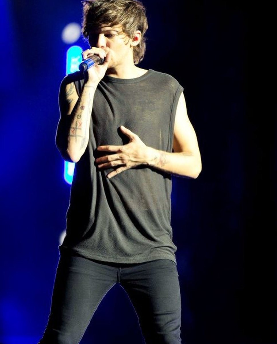 louis tomlinson and the way he puts his hand on his tummy a short thread