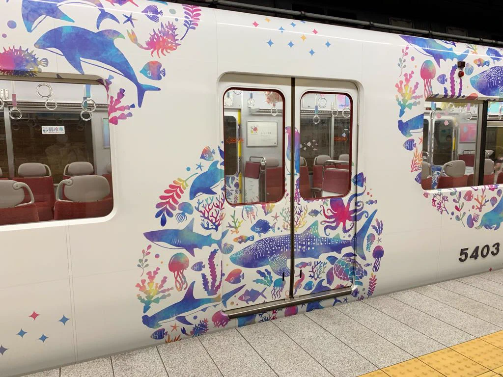 海遊館のラッピング電車が可愛い！吊革がシャーベットカラーで中吊りがフリル！！