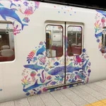 海遊館のラッピング電車が可愛い!吊革がシャーベットカラーで中吊りがフリル!