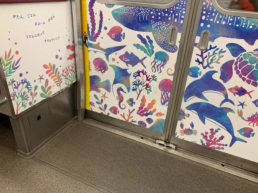 海遊館のラッピング電車が可愛い！吊革がシャーベットカラーで中吊りがフリル！！