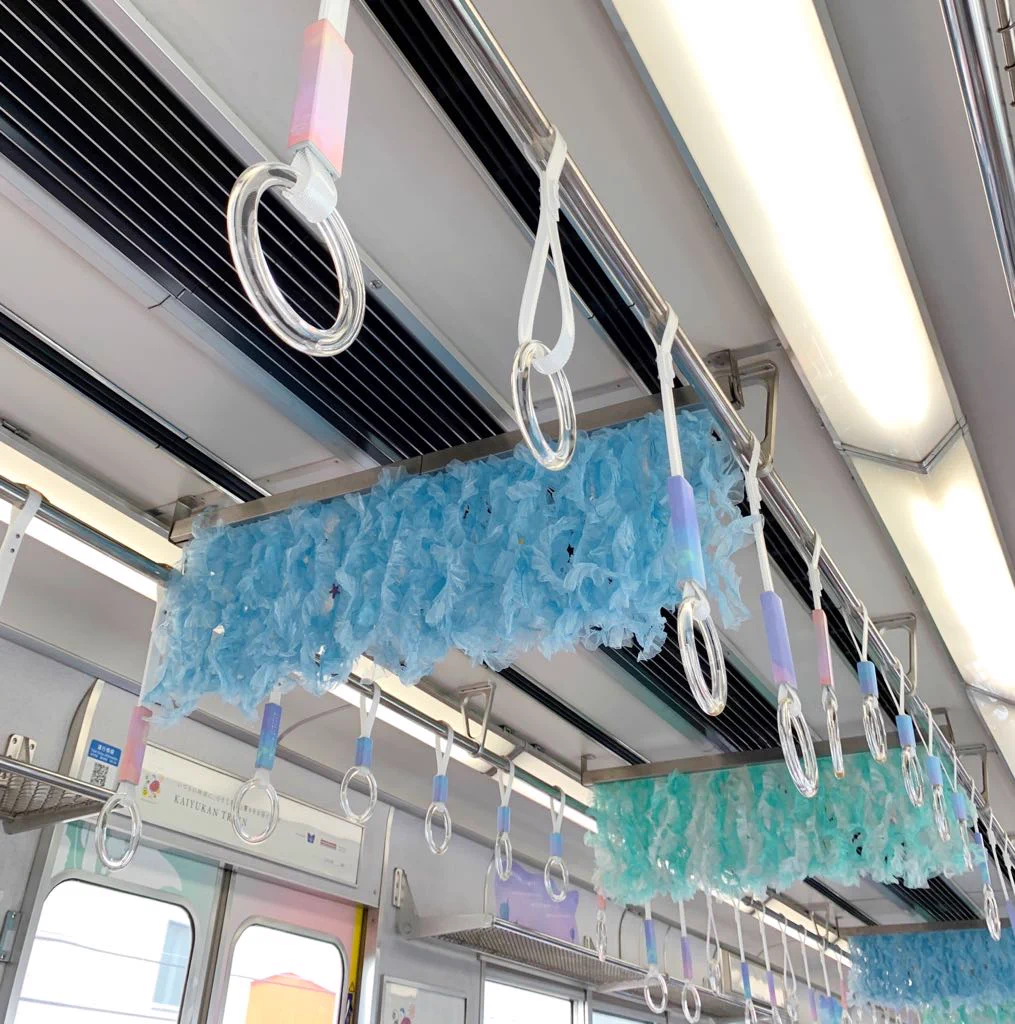 海遊館のラッピング電車が可愛い！吊革がシャーベットカラーで中吊りがフリル！！
