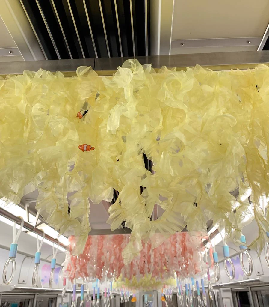 海遊館のラッピング電車が可愛い！吊革がシャーベットカラーで中吊りがフリル！！