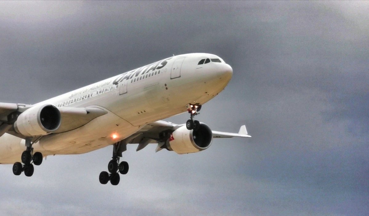 N8aviation's tweet photo. 📸 21 Feb 20
✈️ Amidst a moody sky, VH-EBF flying @Qantas 577 SYD-PER approaches 06 for arrival.
#airbus #a330 #approach #clouds #aviation #flying #landing #takeoff #overhead #aviationlife #pilot #qantas #sydney #perthairport #vhebf #australia #avgeek #airbuslovers #aircraft #fly https://t.co/GJxLtFeFDy