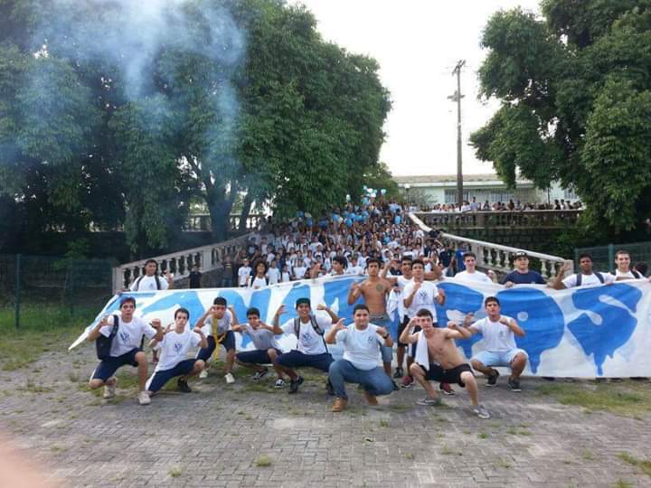 Viniciusarrocha's tweet photo. O dia que Curitiba tiver jogos escolares com torcida organizada eu falo com vcs 
F.A.G.V https://t.co/SY8dekg20v