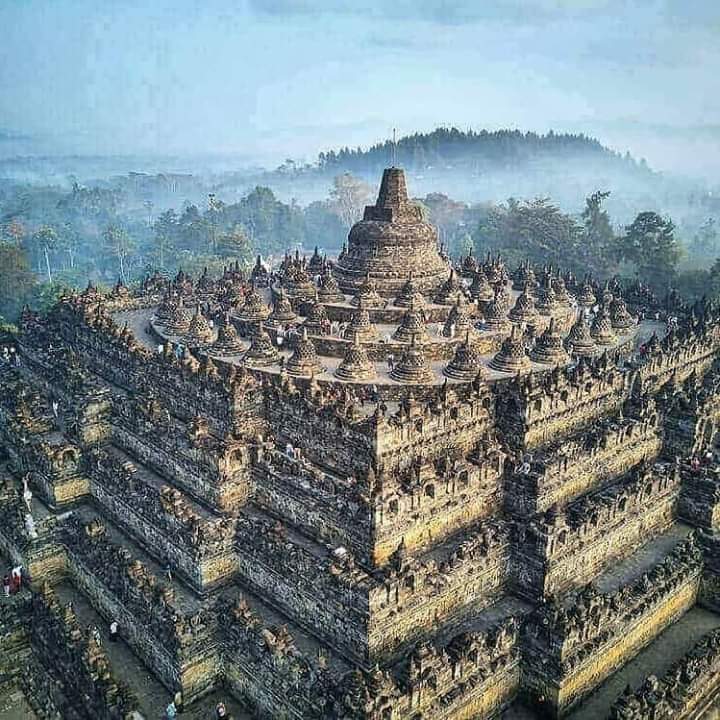 srjk22's tweet photo. நீங்கள் பார்ப்பது உண்மையான
கோயிலின் படத்தைத் தான்.
பூமியில் ஸ்ரீயந்திர வடிவில் அமைந்த ஒரே ஒரு கோயில்.
ஆனால் இந்தியாவில் இல்லை😁

எங்கே?🤔
மத்திய ஜாவாவில் அடர்ந்த காட்டுப்பகுதியில் உள்ளது. யுனஸ்கோவால் பாதுகாக்க��்படுகிறது.
சைலேந்திர மன்னர்களால் 9ம் நூற்றாண்டில் கட்டப்பட்ட கோயில்🙏 https://t.co/lYUt9Sx9V6