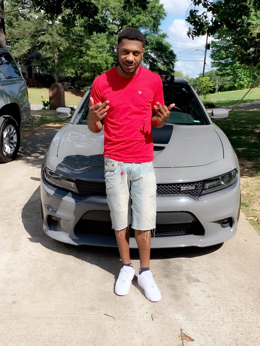 YRN_Jaterrius's tweet photo. I got designer for days🤑, but it's something about em , Go crazy for white Air Force 1's❄️💰 #RipliT #Landlord🦍 https://t.co/HklCXcxOOW