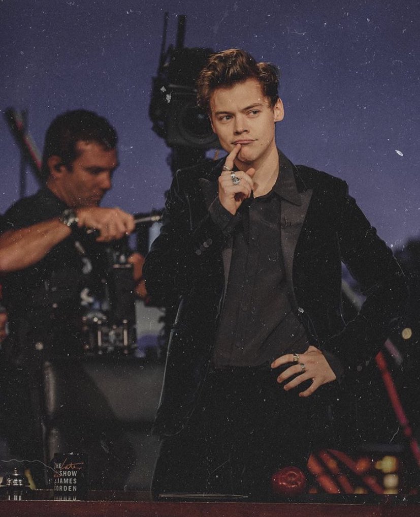 kissymoncheri's tweet photo. THE BLACK ON BLACK SUIT ANSJSJ https://t.co/Cjn4jnPg5w