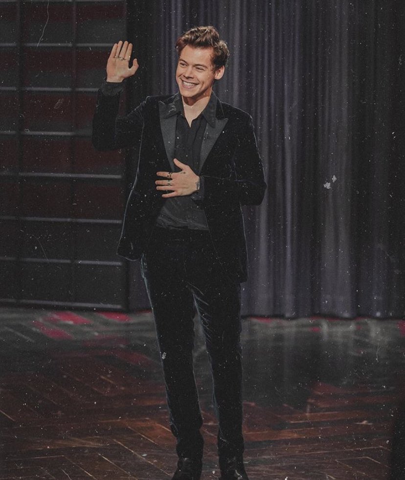 kissymoncheri's tweet photo. THE BLACK ON BLACK SUIT ANSJSJ https://t.co/Cjn4jnPg5w
