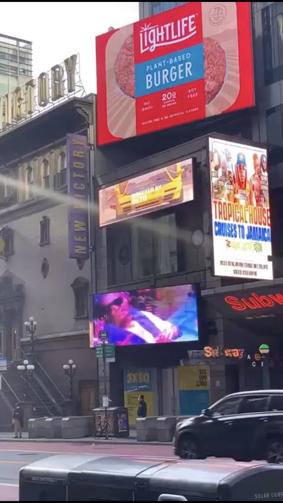 shattawalegh's tweet image. #ShattaWaleOnTimeSquare NY, helooooo Shatta Movement where are you 😂 🙌🏽🙌🏽
Big ups to the team @Beatboppermusic @contractor4 
We making history together w/ #TropicalHouseCruisesToJamaica reggae album compilation 🔥 
#AllOut #ShattaTuesdayMarket