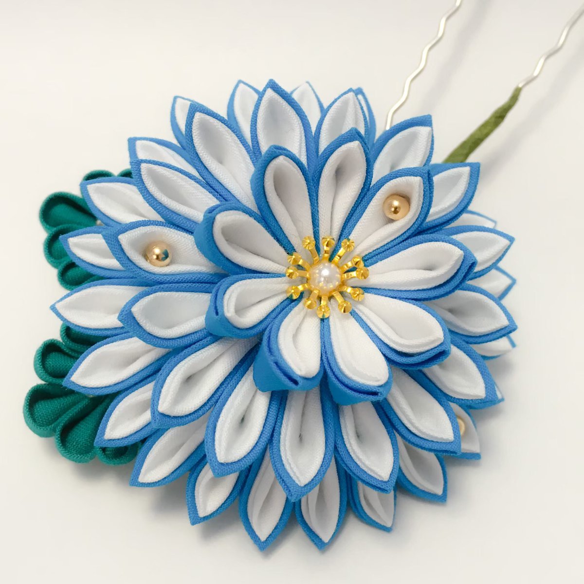 彩 つまみ細工 オーダーメイド随時受付中 お気軽にご相談ください 青で繋がるみんなの輪 青い花 蒼い花 青いつまみ細工の髪飾りを集めてみました つまみ細工 花ぼんぼり