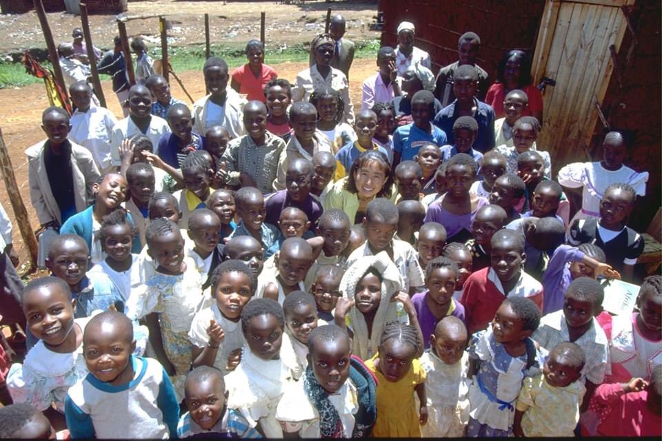 5/27(水)19:30〜 Zoom Live❣️

アフリカのスラムに学校を作る
〜子どもたちの笑顔、命の輝き〜

ケニア暮らし32年。
この写真は私が建てた1校目リサスクール。建てたその夜、ドアも屋根もフェンスも盗まれるという事件が！（笑）
笑いと涙とホッコリなエピソード満載😁
申込👉
haronoya.com/shop/11704