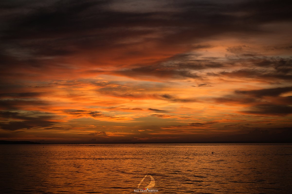 baliyachts's tweet photo. This was just one moment of a thoroughly stunning sunset last night. I almost didn't take out the camera; I'm glad I did after reviewing the footage.
#Bali #sunset @Havenlust @picpublic #500pxrt #naturephotography #EarthCapture @AwesomeEarthpix @wxwows @EarthandClouds #StormHour https://t.co/kn3Kl6c9JO