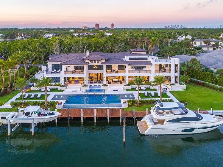 Kalau mau silahturahmi parkirnya yg rapih + jangan lupa cuci tangan dulu <a href="/andyadrian/">Andy Adrian</a> <a href="/bedigunawan/">Michelle</a>