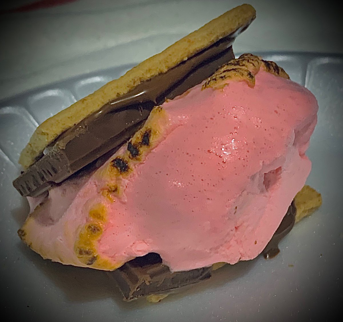 CTSAXES's tweet photo. Yummy strawberry s’mores!!😋🤪 https://t.co/pvRyvoVbh6