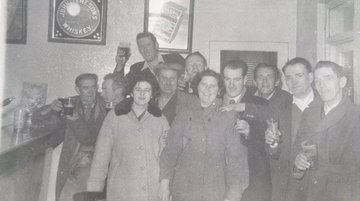 LartigueKerry's tweet photo. Sheahans bar Listowel. Christmas 1957 https://t.co/qzguoKOyI0