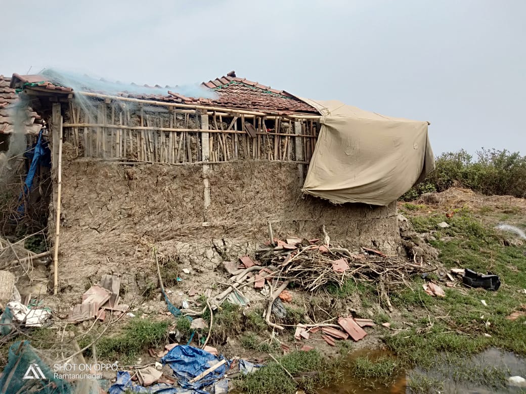 The sky is cloudy, it might rain again in the  #Sundarbans post  #CycloneAmphan. There is an URGENT need for 5k tarpaulins & food in Sagar, Namkhana, Patharpratima, Kultali, Gosaba & Hingalgang  @_YogendraYadav  @MahuaMoitra  @MamataOfficial  @moefcc  @TeestaSetalvad  @timesofindia