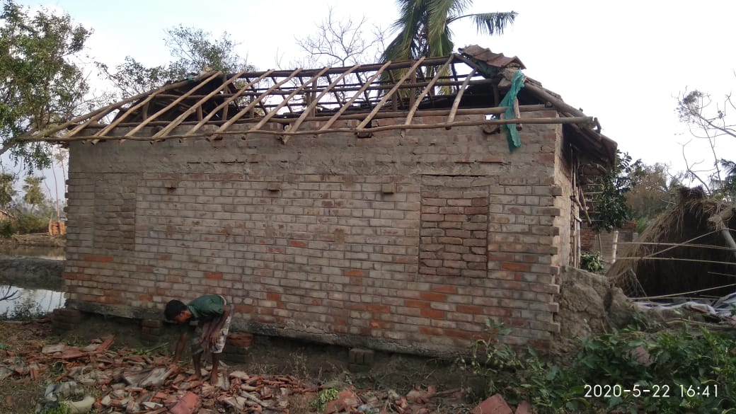 The sky is cloudy, it might rain again in the  #Sundarbans post  #CycloneAmphan. There is an URGENT need for 5k tarpaulins & food in Sagar, Namkhana, Patharpratima, Kultali, Gosaba & Hingalgang  @_YogendraYadav  @MahuaMoitra  @MamataOfficial  @moefcc  @TeestaSetalvad  @timesofindia