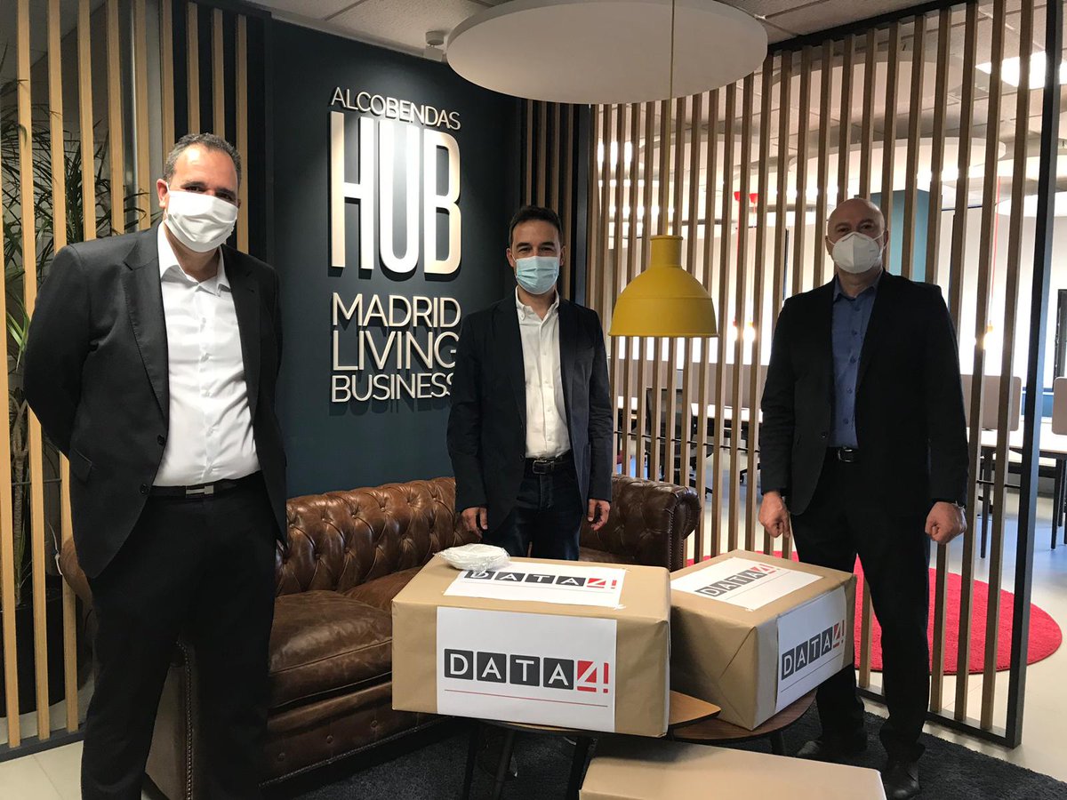 AlcobendasHub's tweet photo. Esta mañana, en nuestro espacio de Alcobendas HUB, nuestro director @david_antelo junto a @RobertoFraile_ recibiendo las 4.000 mascarillas que nos han donado desde @data4_group ¡Muchas gracias por vuestra colaboración! #Alcobendas #empresas #colaboración #data4group #prevencion https://t.co/QSgzJMkNCM