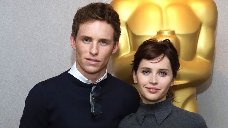 에디랑 닮았다고 자주 회자되는 배우들 연극 십이야 비올라 했을때 제니퍼 가너, 영화 세비지 그레이스때 줄리안 무어가 실제 자기 아들하고 닮았다...