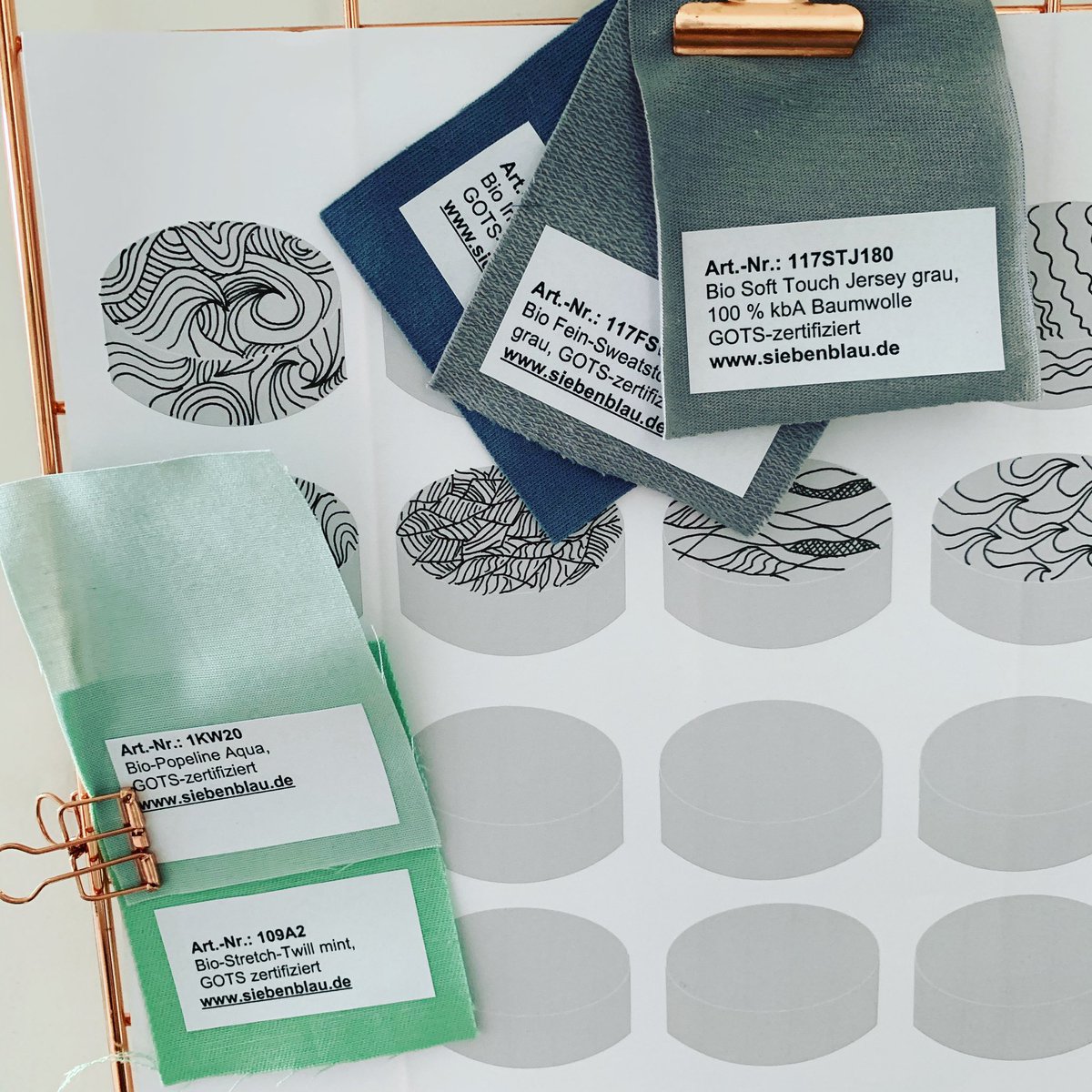 mindsurf_'s tweet photo. Die ersten #Stoffmuster sind daaa! Die Befragung hat eine ganz klare Präferenz für #mint ergeben. Daher fokussiere ich mich jetzt für den #Prototyp auf Stoffe in der Richtung. Die Muster von @siebenblau finde ich schon mal prima! Wieder ein Schritt weiter 🤙🏻. #Meditationskissen https://t.co/pTiIoJaRvc