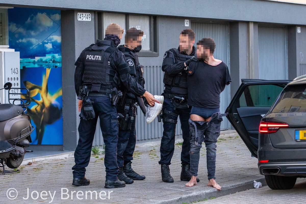 Team Parate Eenheid heeft dinsdagmorgen een 23-jarige Rotterdammer aan de Thamerdijk aangehouden.