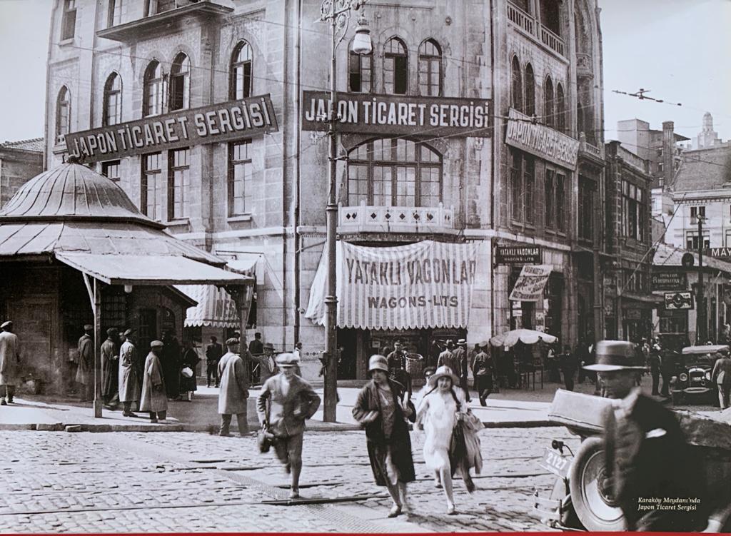 Japon Hükümeti, 1928 yılında İstanbul’da Japon Sergi Sarayı kurmaya karar verir. Bu iş de Yamada’nın kurucusu olduğu dernek üzerinden yapılacaktır. İşte böylece 1929-1937 yılları arasında çalışacak olan ve en başta da resmini gördüğünüz İstanbul Japon Ticaret Sergisi kurulur.