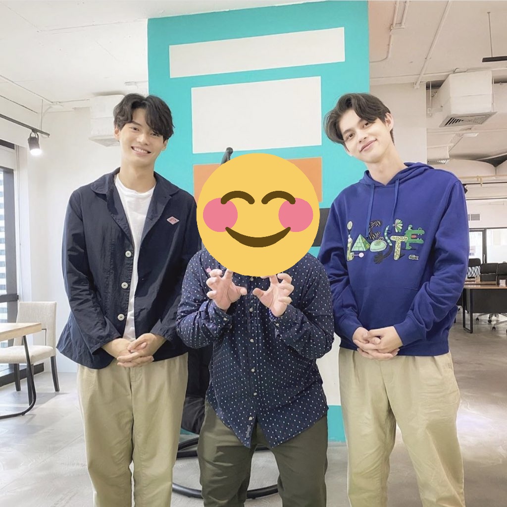 Jackhangu's tweet photo. #ThaiClassBW 
Good manner boy

How they stand is one of thai manners in society 

Thank you owner 
#bbrightvc #winmetawin #BrightWin https://t.co/FJFFOjrJCU