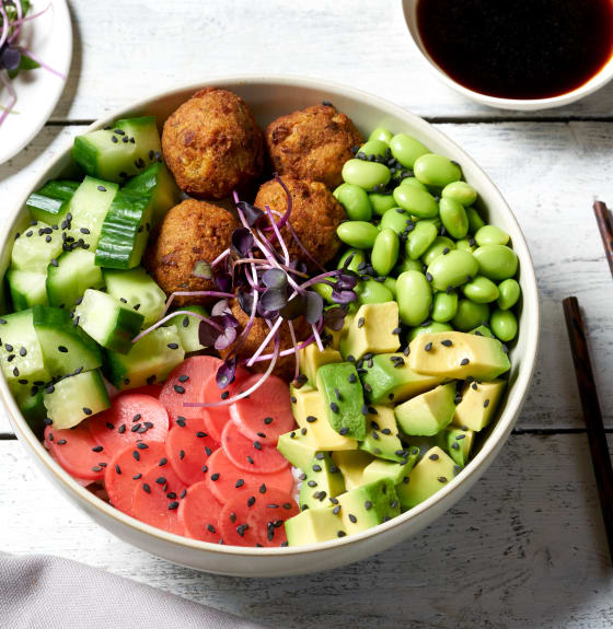 Step into summer with this deliciously light and healthy Hawaiian inspired poke bowl recipe. ItÕs so simple and quick to make, and whatÕs more, itÕs good for you!