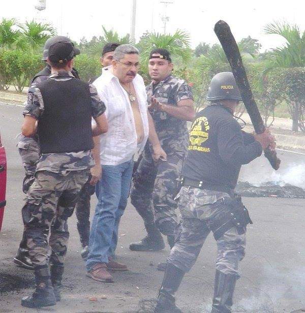 RT @AlbertoRT51: Una triste imagen para la historia. PoliBarinas atacando de frente a civiles.💩💩💩💩💩💩