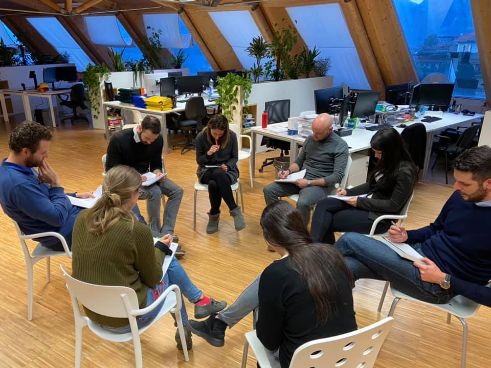 EtcEngSolutions's tweet photo. Quanto sono importanti le soft skills nella formazione dei vostri collaoratori? Con la collaborazione di un tutor, in ETC abbiamo creato per il nostri dipendenti dei percorsi ad hoc su:

🎙️ Comunicazione
🤯 Gestione delle pressioni
🏹 Obiettivi e come raggiungerli
🙌 Leadership https://t.co/FEQOax8659