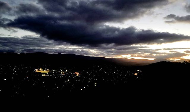 Natalie_Rose_89's tweet photo. Mt Taylor 🗻 #hikes #canberra #nature #canberrawalks #canberrahikes #mountain #hill #steep #fitness #mycanberra #weekdaywalks #winteriscoming

📸 https://t.co/KdemmWh1fj via https://t.co/caQNgsZP1E https://t.co/sLMwM5xM6i