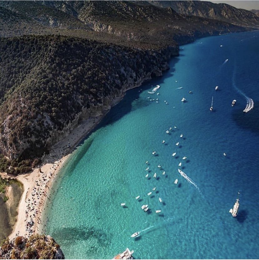 ClaudiaB7Paris's tweet image. “Vengo da un’isola che confina 
a nord con il cielo, a sud con il mare, a est con l’alba
e a ovest col tramonto.”

(Melis)

#inComune quanto più possibile 

#unTemaAlGiorno