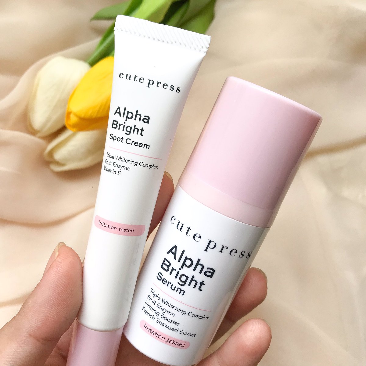 lisabubblegummy's tweet photo. ตัวช่วยผิวขาวใส เราใช้ #CutePress 💖เซ็ต #AlphaBright🌷ช่วยทำให้ผิวใสขึ้น รอยดำจางลง เพิ่มความชุ่มชื่นให้กับผิว อันนี้ชอบใช้สองตัวนี้มาก เนื้อครีมเกลี่ยง่ายซึมไว ทาประจำเช้า-เย็น ทาก่อนนอนตื่นมาหน้าใสมากก ผิวดูสว่างขึ้น✨หน้านุ่มมาก! ชอบจับแก้มตัวเองสุด #เซรั่มหน้าใส #เซ็ตหน้าใส https://t.co/vN0sIo57Hz