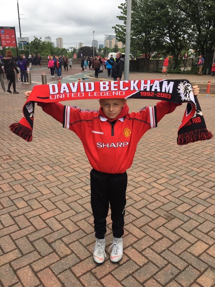 Chell_lawman's tweet photo. Was this really a year ago! The day I introduced Harry to the team of the 90βs!! #treblereunion #manutd #GGMU β½οΈ π΄βͺοΈπ΄βͺοΈ https://t.co/sBFeoEKYYK