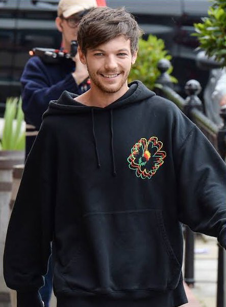 a very cute thread of louis tomlinson wearing hoodies with sweater paws #ProjectAlwaysYou