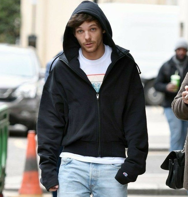 a very cute thread of louis tomlinson wearing hoodies with sweater paws #ProjectAlwaysYou