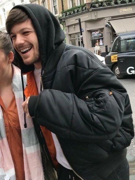 a very cute thread of louis tomlinson wearing hoodies with sweater paws #ProjectAlwaysYou