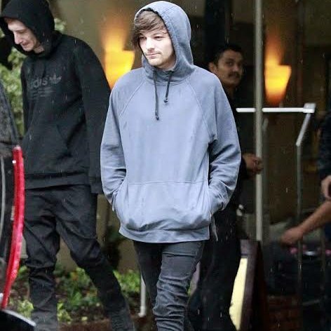 a very cute thread of louis tomlinson wearing hoodies with sweater paws #ProjectAlwaysYou